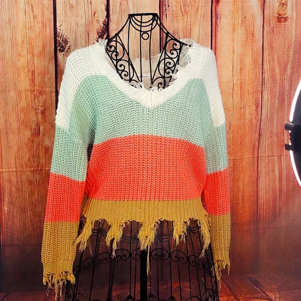 LOVE Tree Boutique Distresses block Sweater Size Small